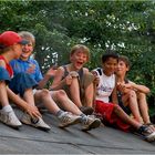 Gang, cool, sitzend und witzelnd auf Wanderhüttendach im Wald.