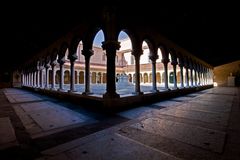 Gang der Kapelle auf der Toteninsel in Venedig