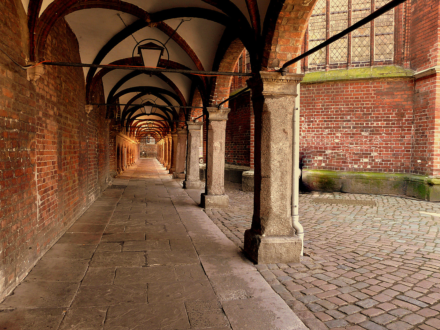 gang im fussgängerbereich von lübeck