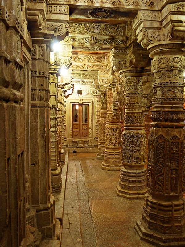 Gang im Jain-Tempel.