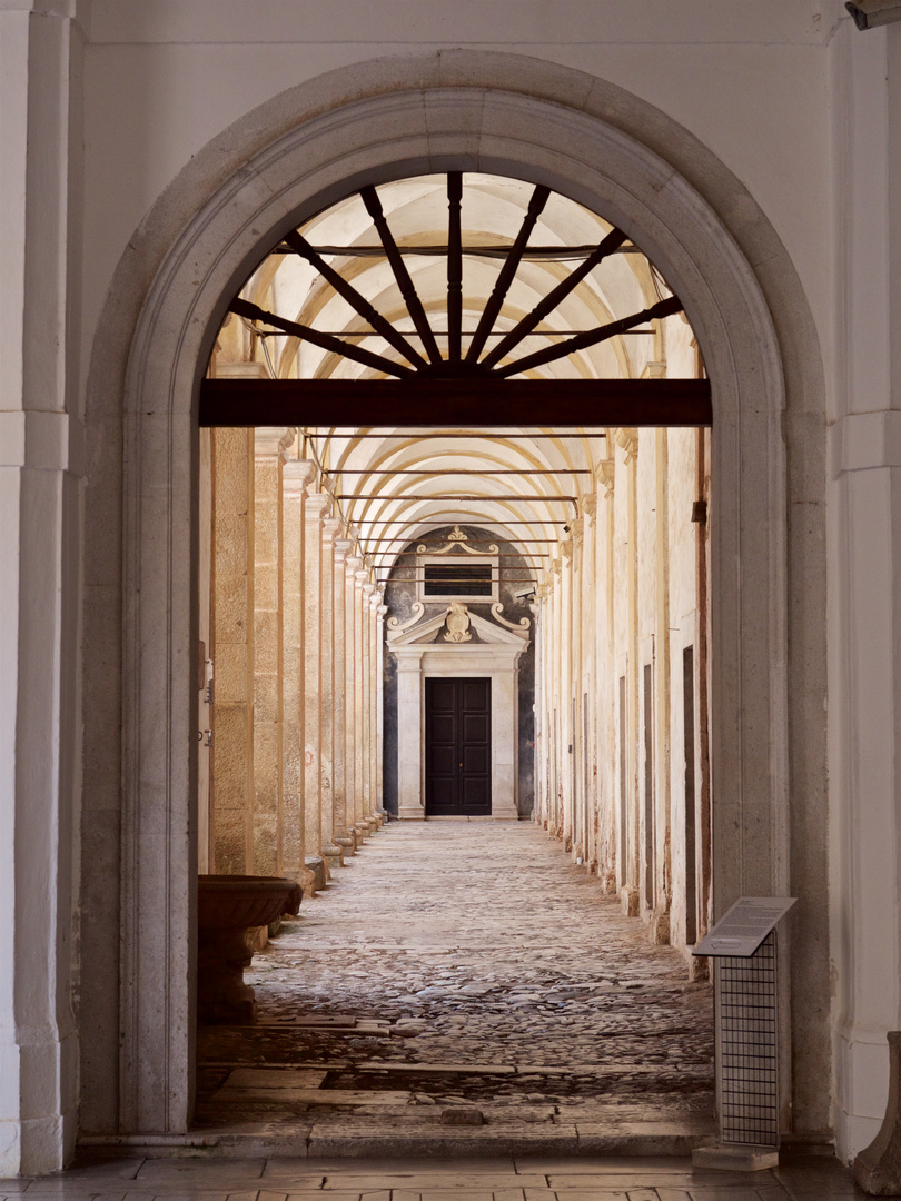 Gang im Kloster San Lorenzo