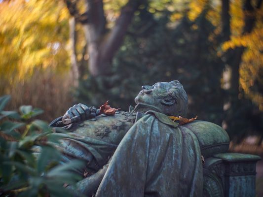 Gang über den Friedhof