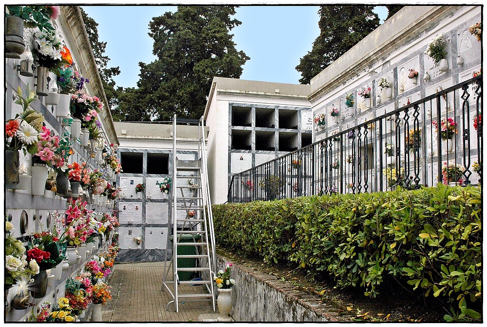 Gang über einen italienischen Friedhof