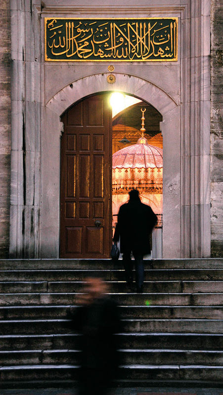 Gang zum Abendgebet in eine Moschee