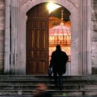 Gang zum Abendgebet in eine Moschee