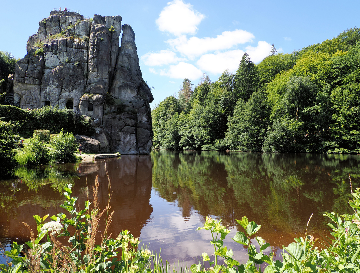 Ganz braunes Wasser an den Extern Steinen …