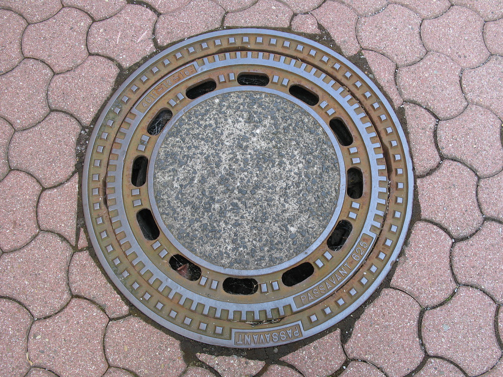 Ganz einfach ein Gullideckel Foto & Bild | industrie und technik