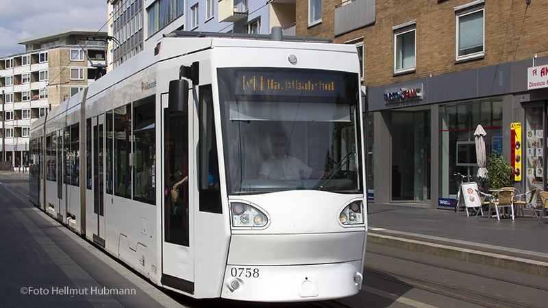 GANZ IN WEISS UND OHNE BLUMENSTRAUSS