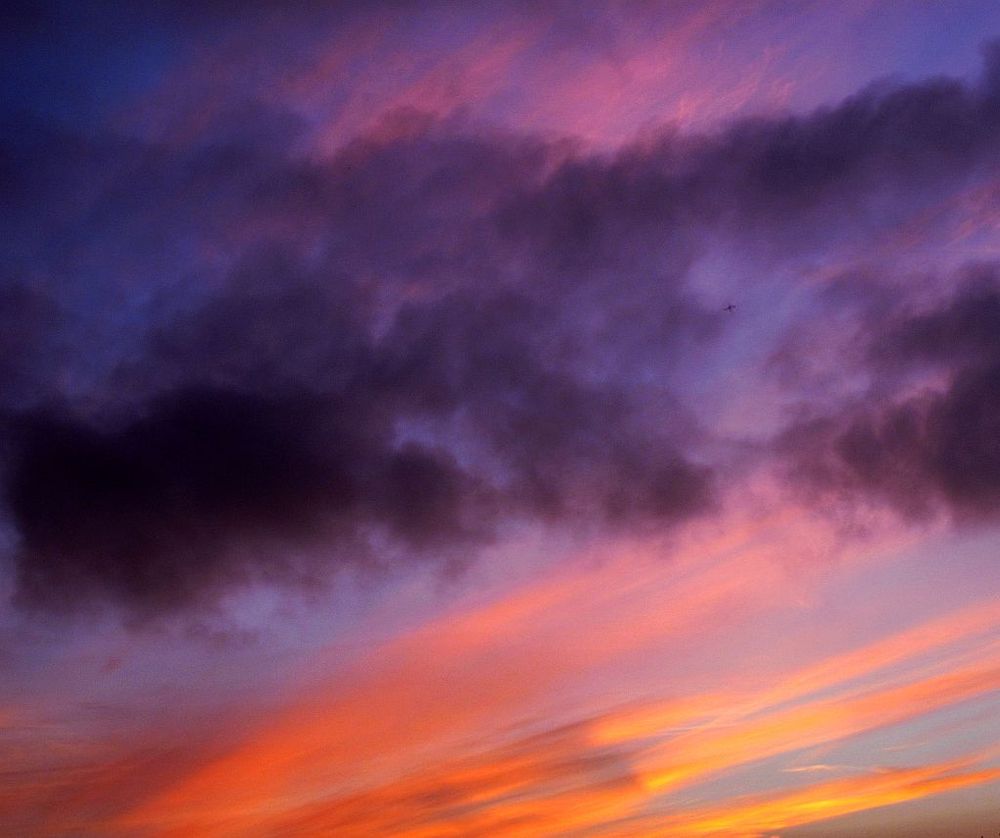 Ganz klein zwischen den Abendwolken.....