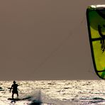 ganz lässig gleitet der Kitesurfer über die Wellen der Playa de Sotavento 