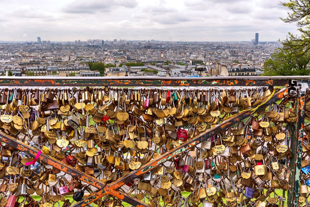 Ganz Paris träumt von der Liebe . . . 