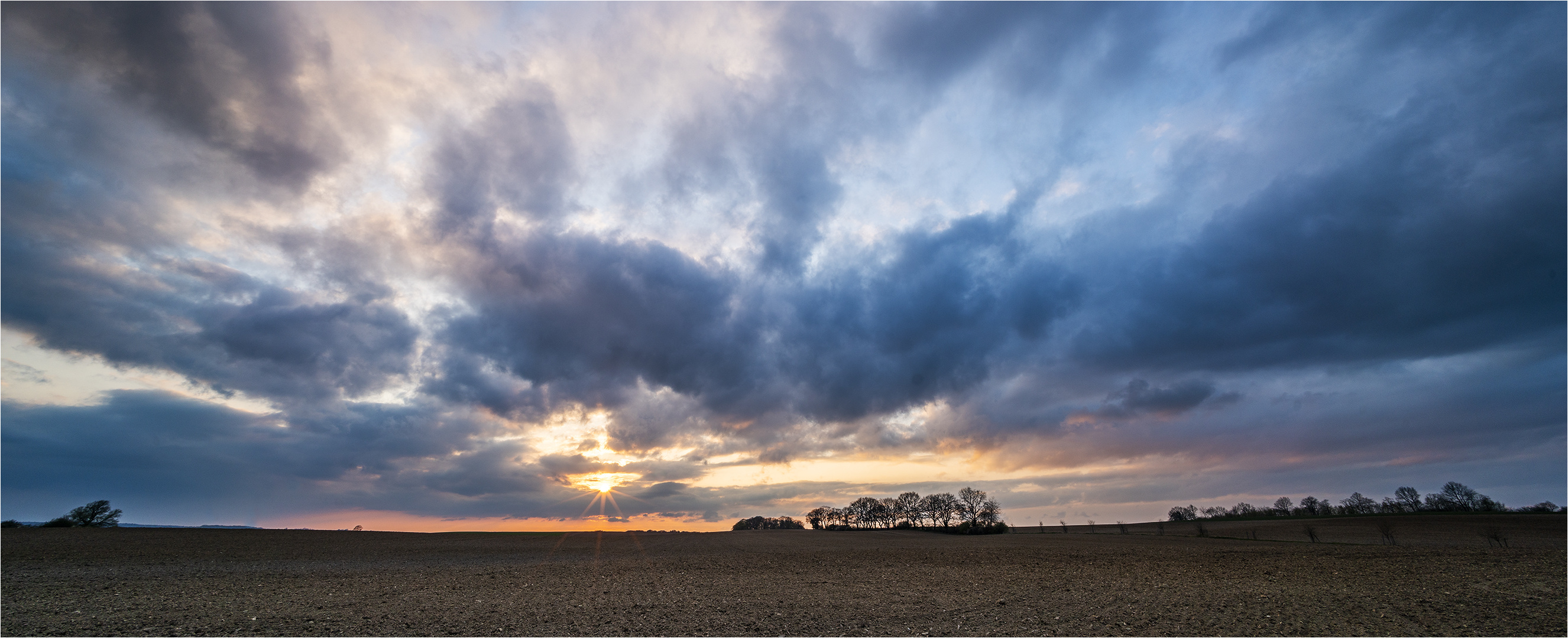 … Ganz schön Betrieb am April-Himmel …