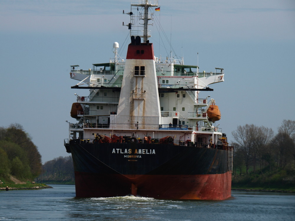 ganz schön eng auf dem Nord-Ostsee-Kanal in Höhe Landwehr ....