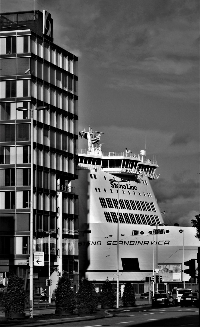 ganz schön eng - Hafenszene in Kiel