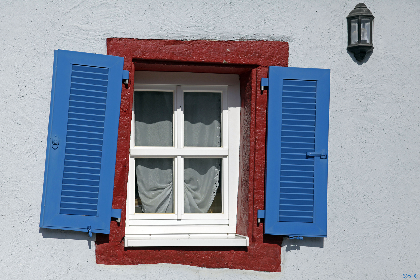 Ganz schön schräg.;) Foto & Bild fenster, haus, europa