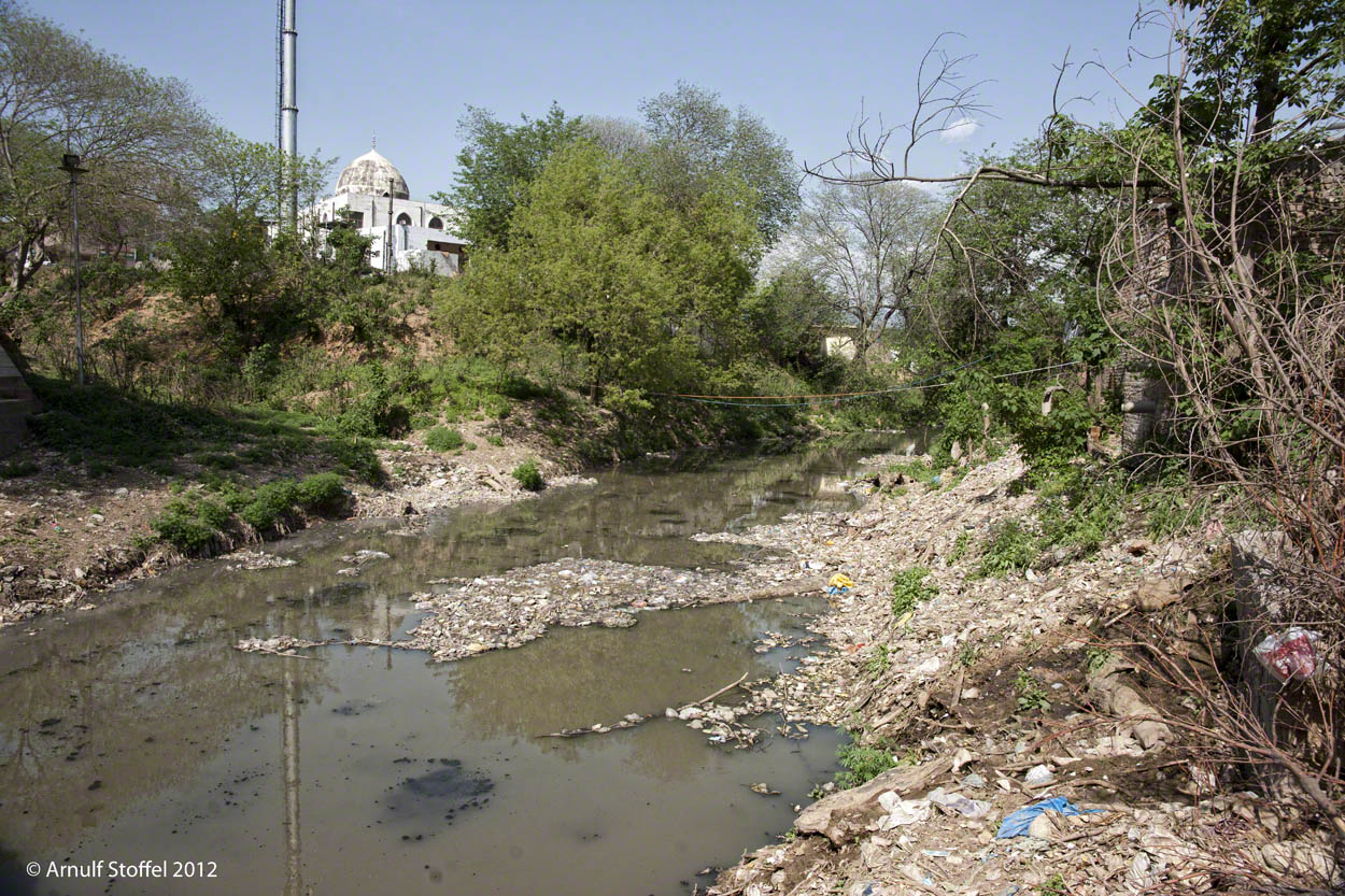 Ganz unten - Fäkalienkanal - Islamabad City