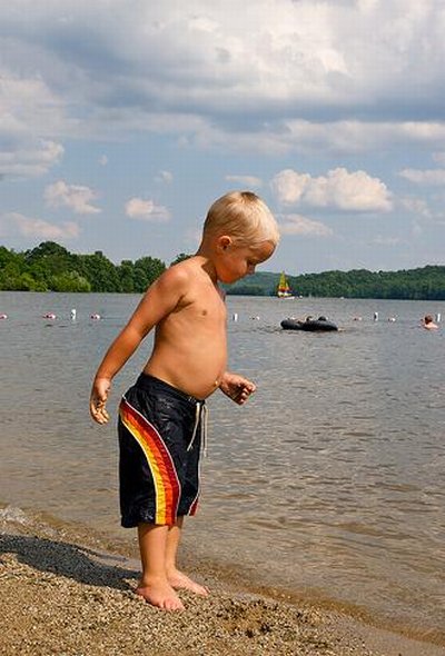 Ganz vorsichtig ging er ins Wasser