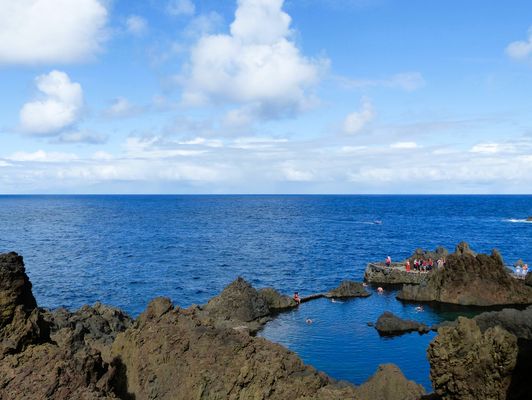 Ganzjähriger Badespaß: die Lavapools von Porto Moniz, Madeira Herbst 2024