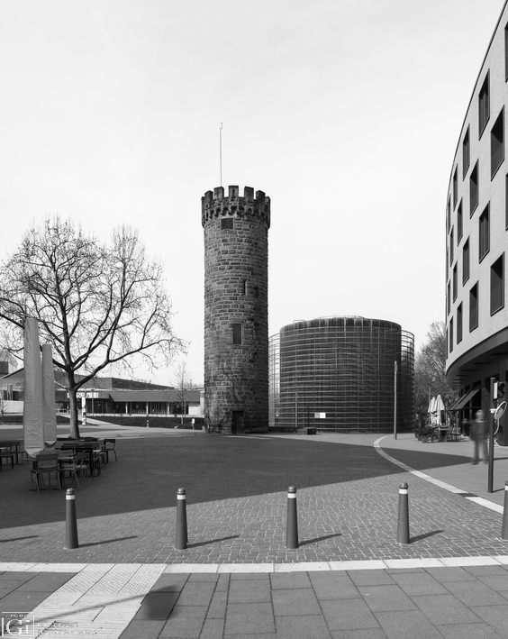 Garage am Bollwerk Heilbronn, mit Turm und Hotel