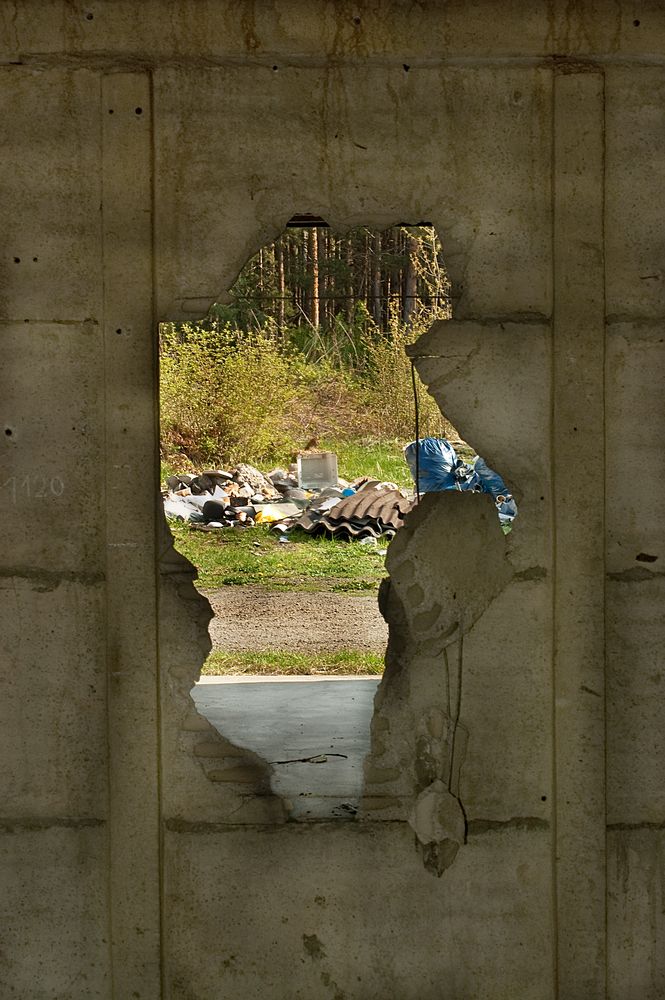 Garage mit Aussicht auf Müll