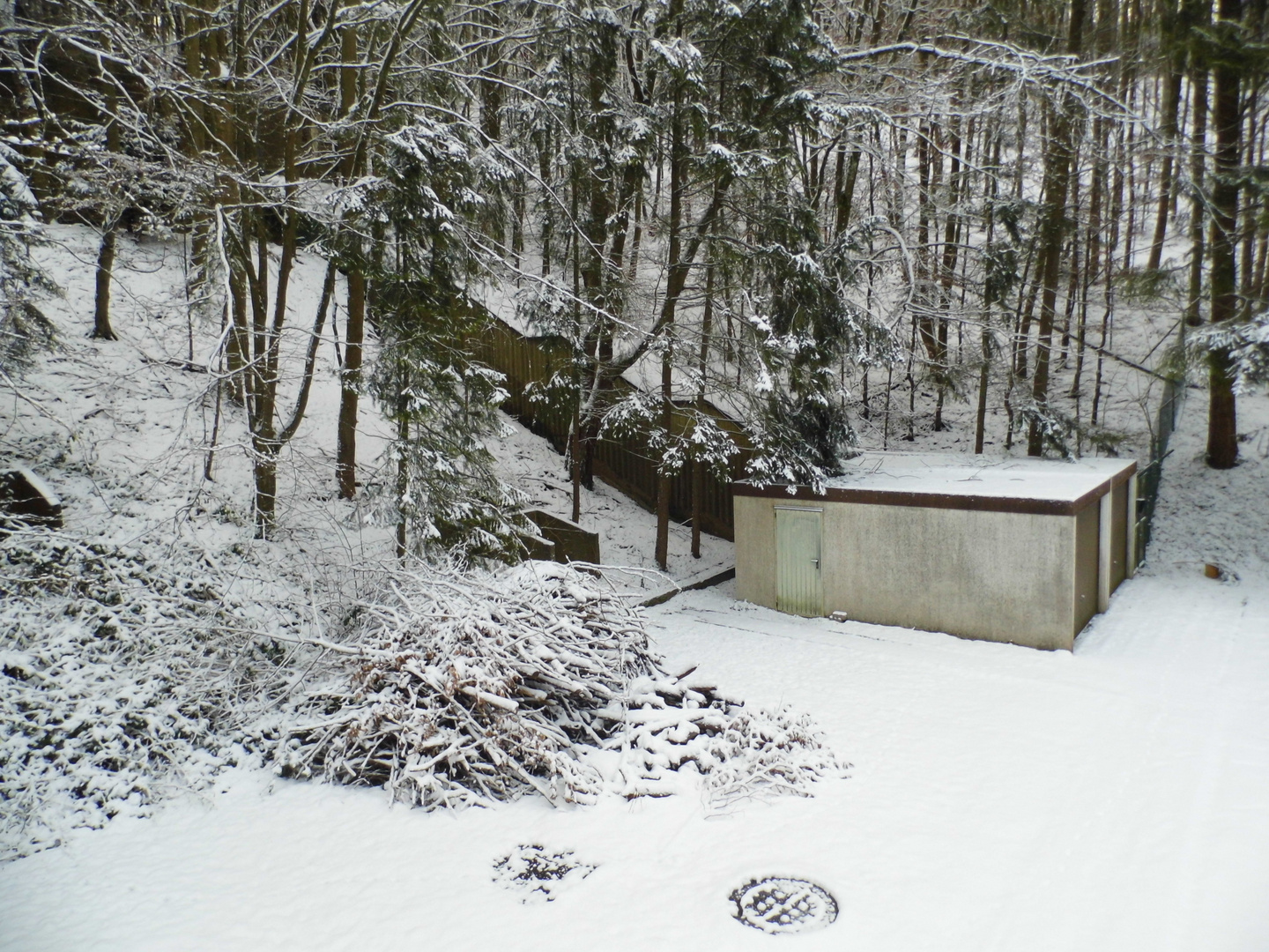 Garagen und Aufgang im Schnee