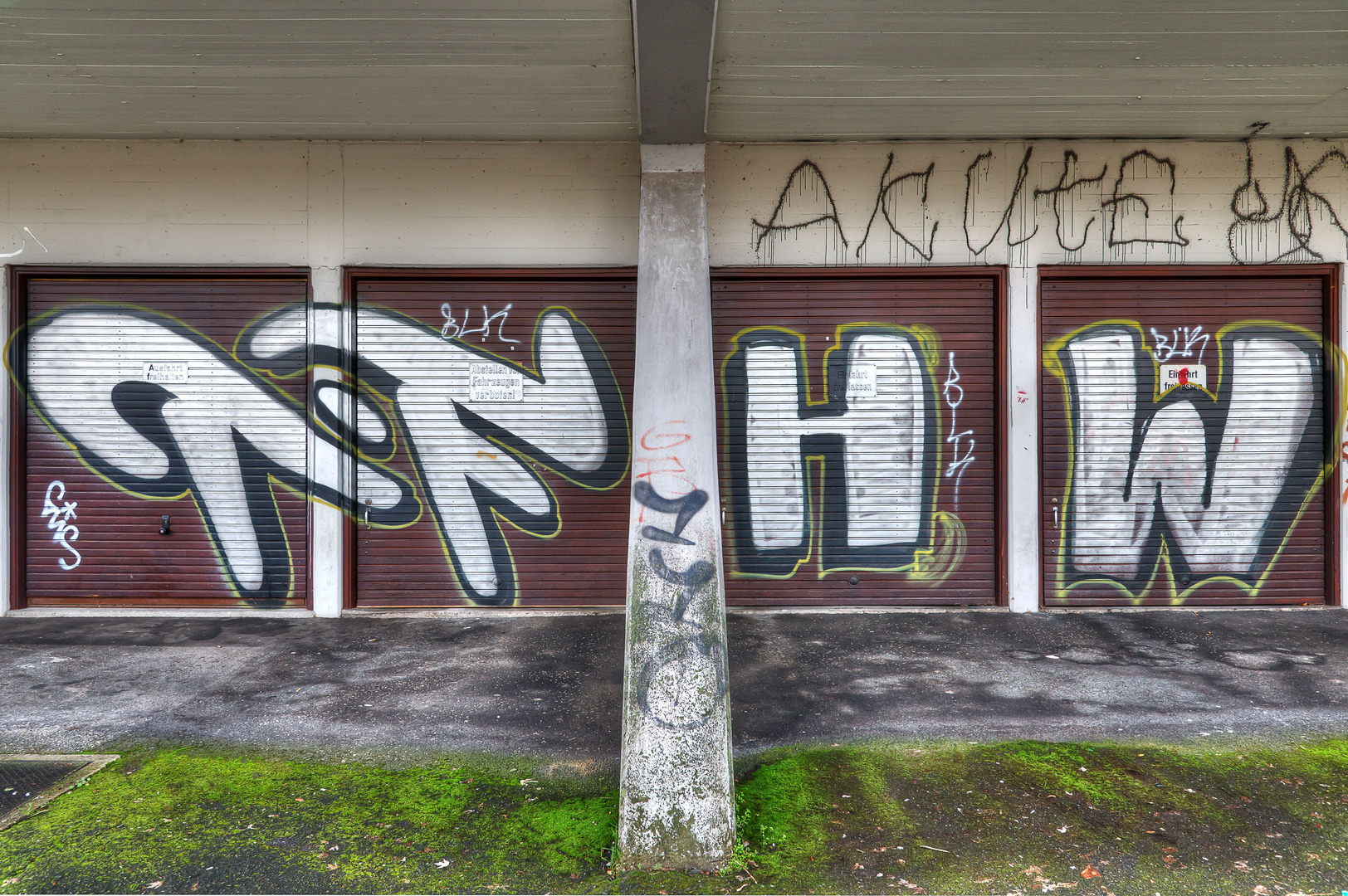 Garagentore mit Graffiti, Wiesbaden Foto & Bild | abstraktes, farben