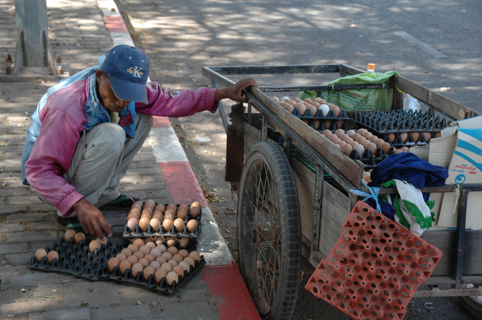 Garantiert dioxinfrei auf der Strasse von Vientiane sortiert
