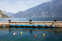 Gardasee mit Blick aus dem Hafen von Limone