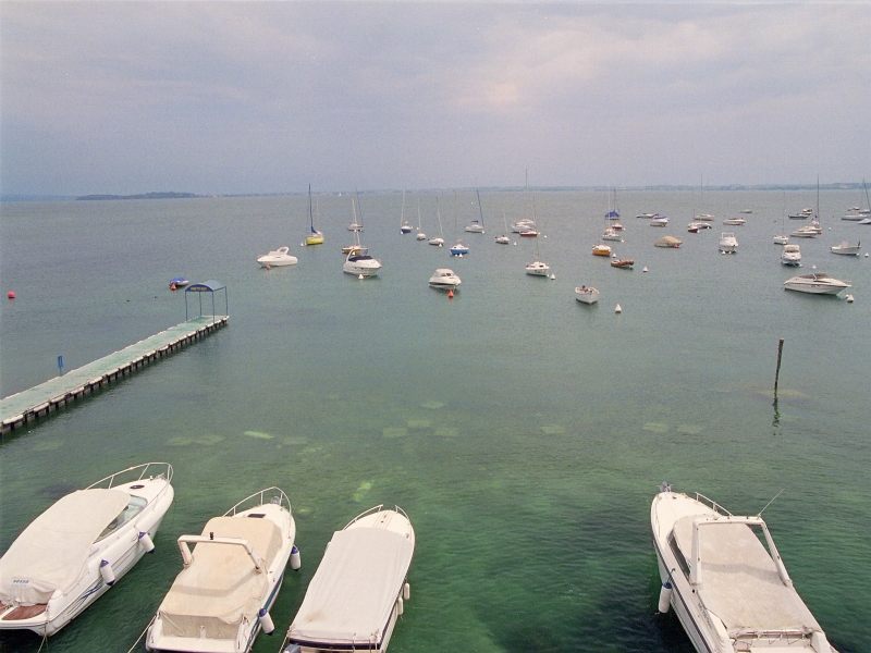 Gardasee - Moniga, Blick aus Hotelfenster - in der Ferne Sirmione