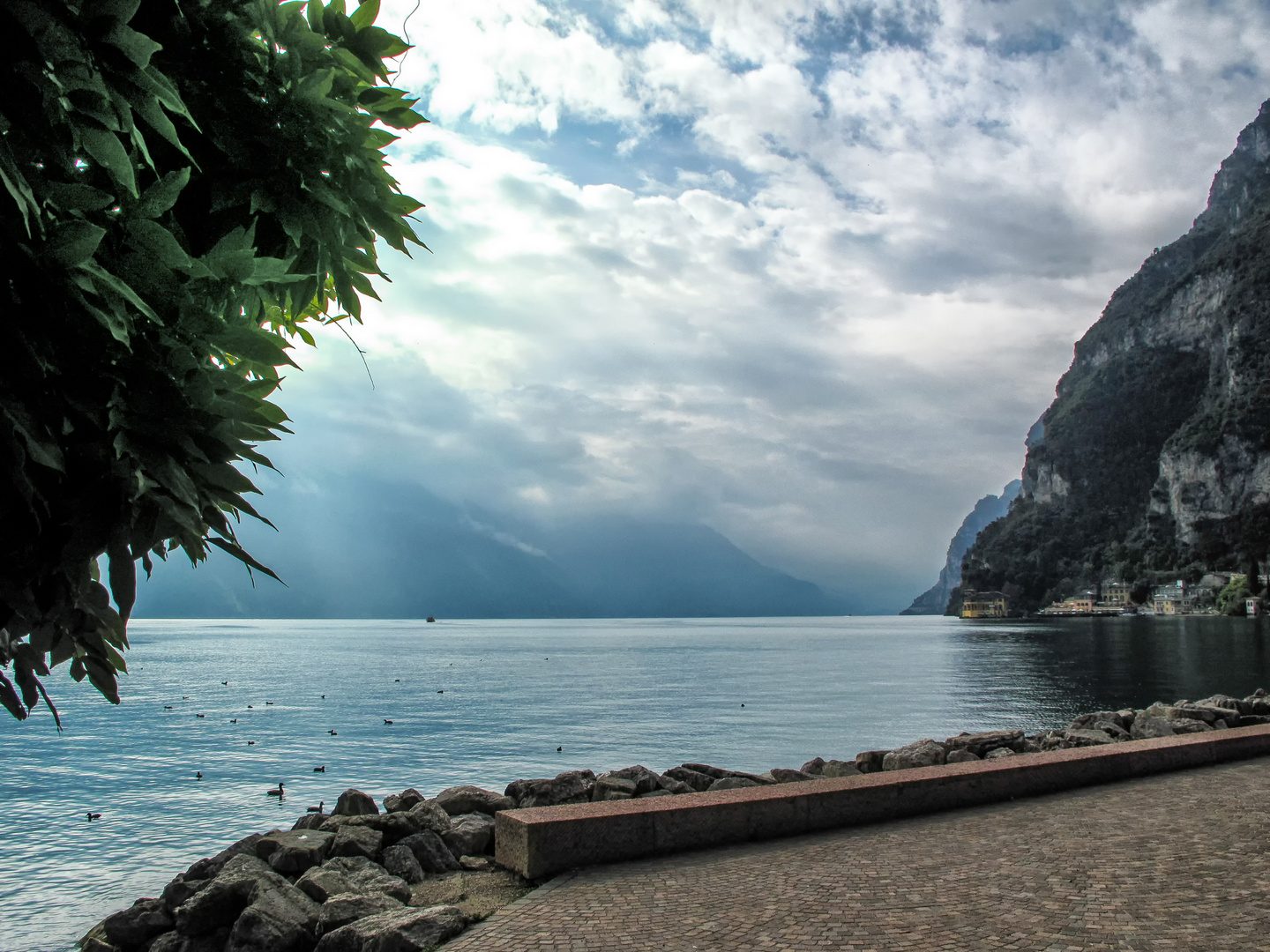 Gardasee, Uferpromenade in Riva, Blick über den See II