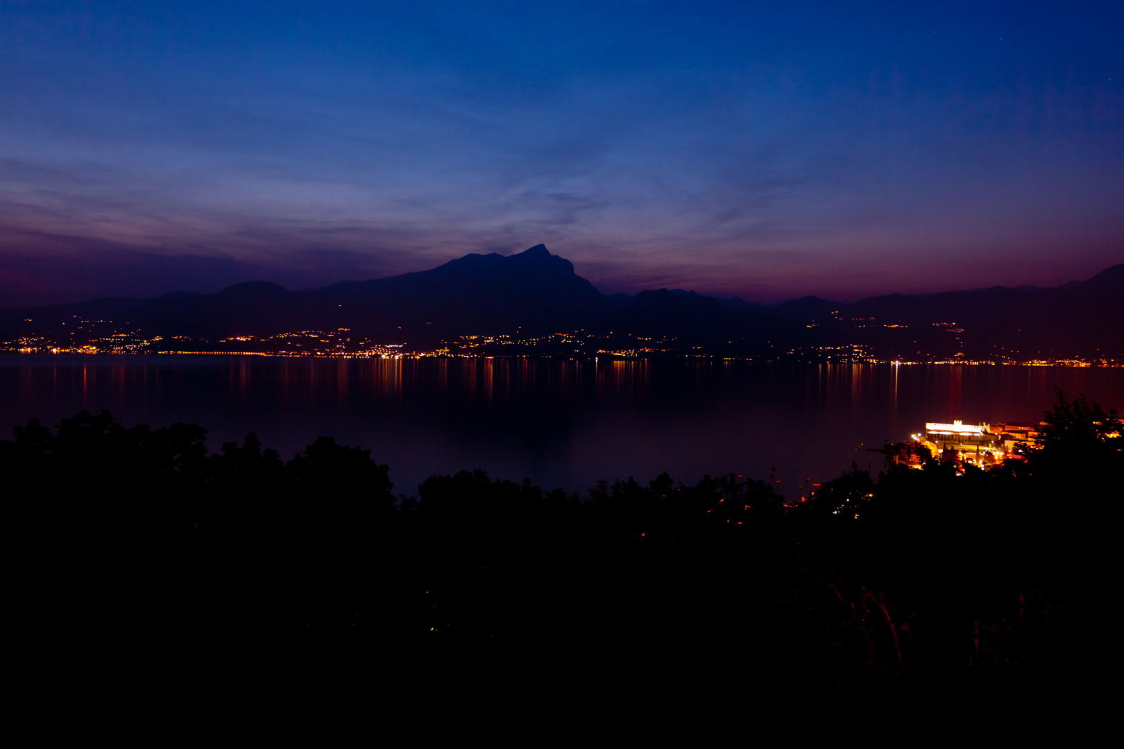 Gardasee zu Nachtbeginn