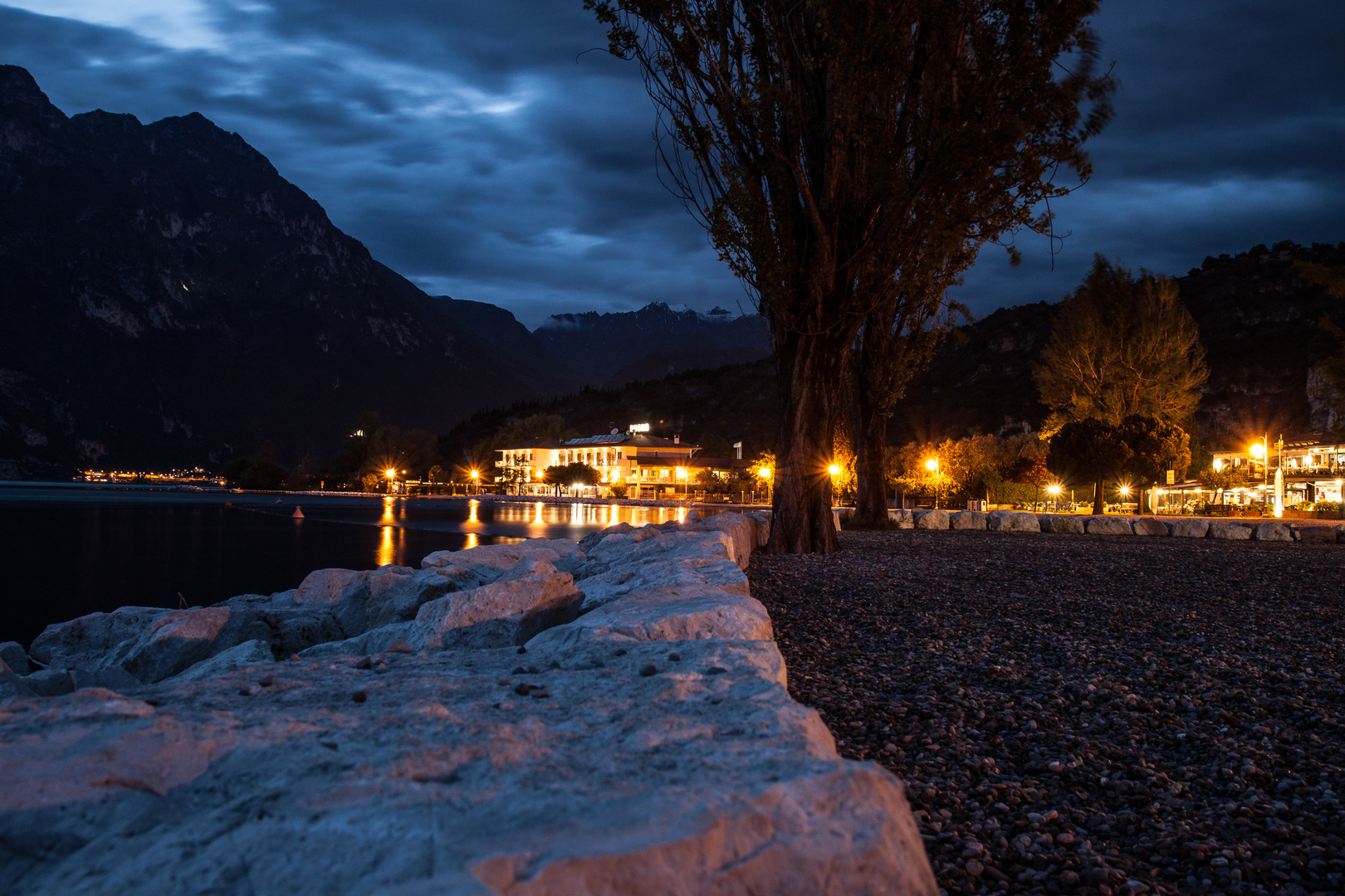 Gardaseeimpressionen bei Nacht