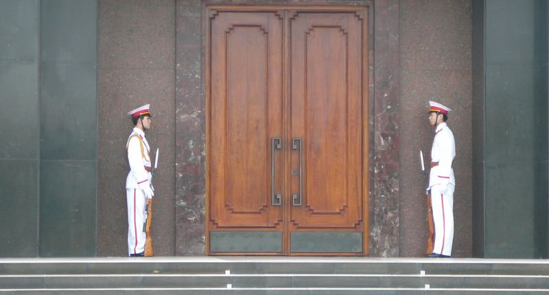 gardiens du mausolée de Ho-chi-minh