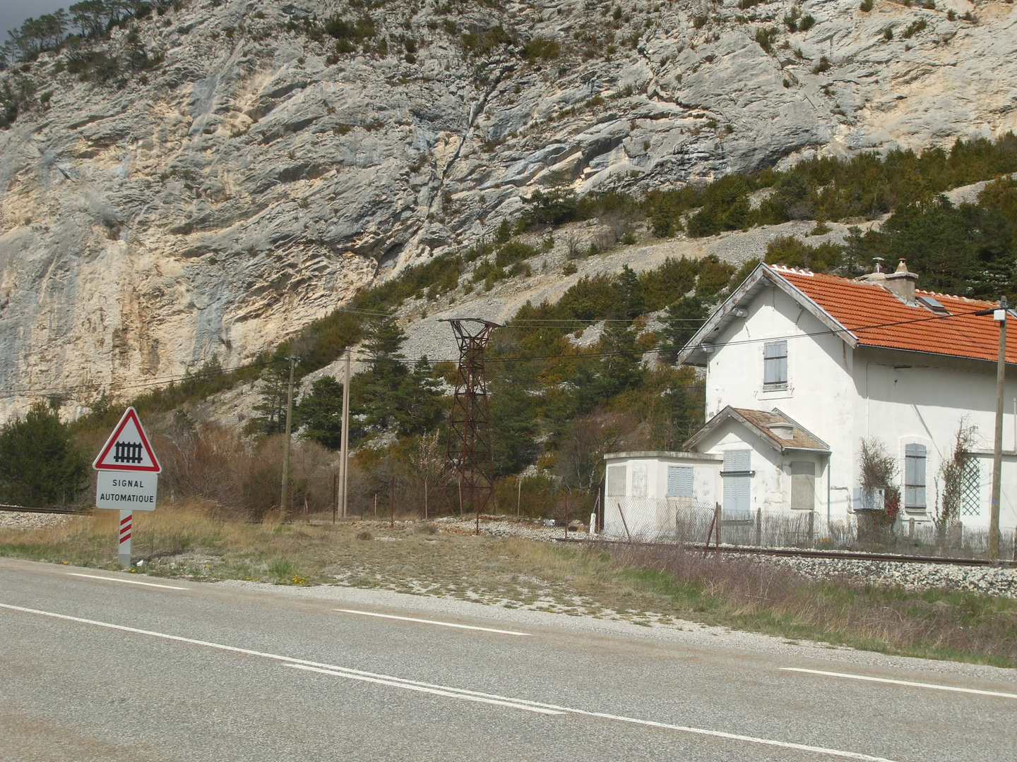 Gare abandonnée, seule au coeur des Alpes