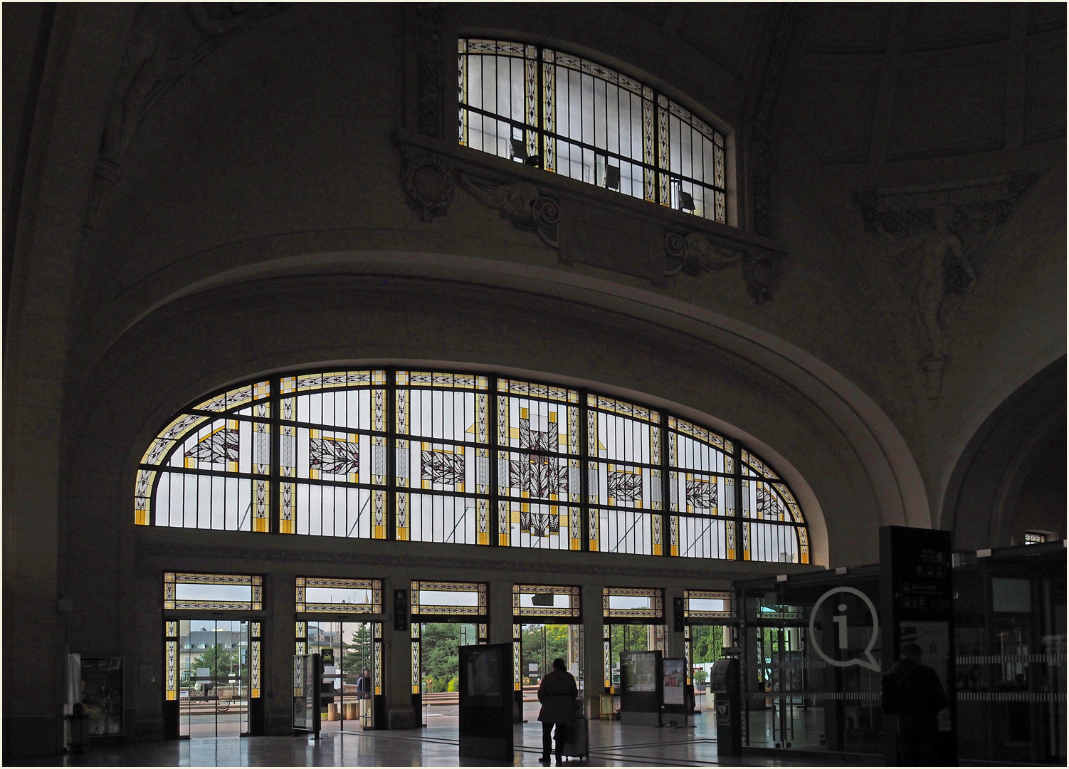 Gare de Limoges-Bénédictins  -- les vitraux de l’entrée principale