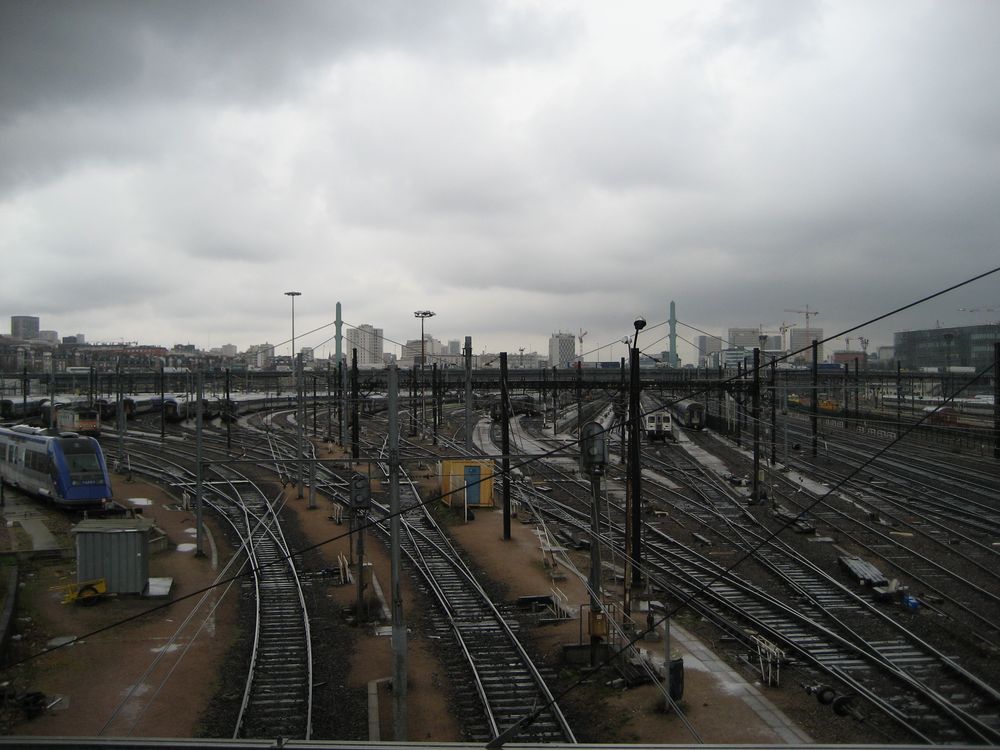 Gare de triage à Vitry sur Seine by Hélène Cée 