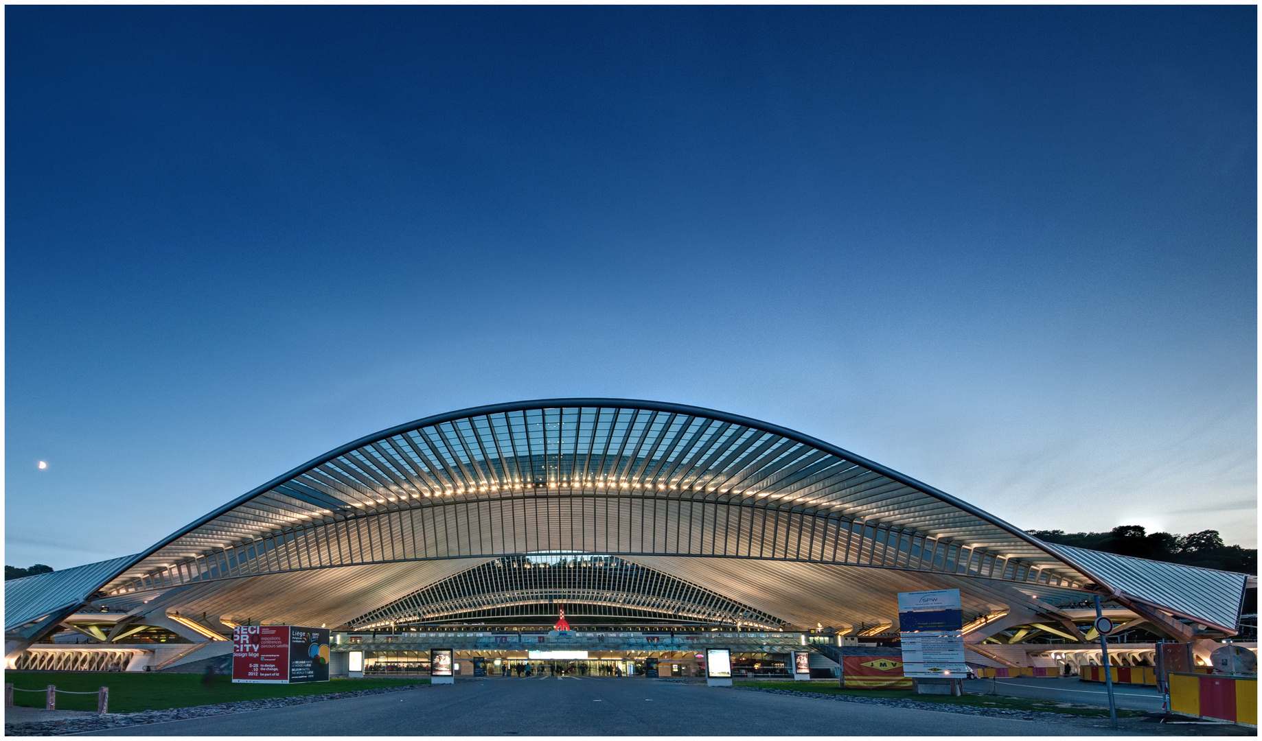 Gare Guillemins Vorplatz