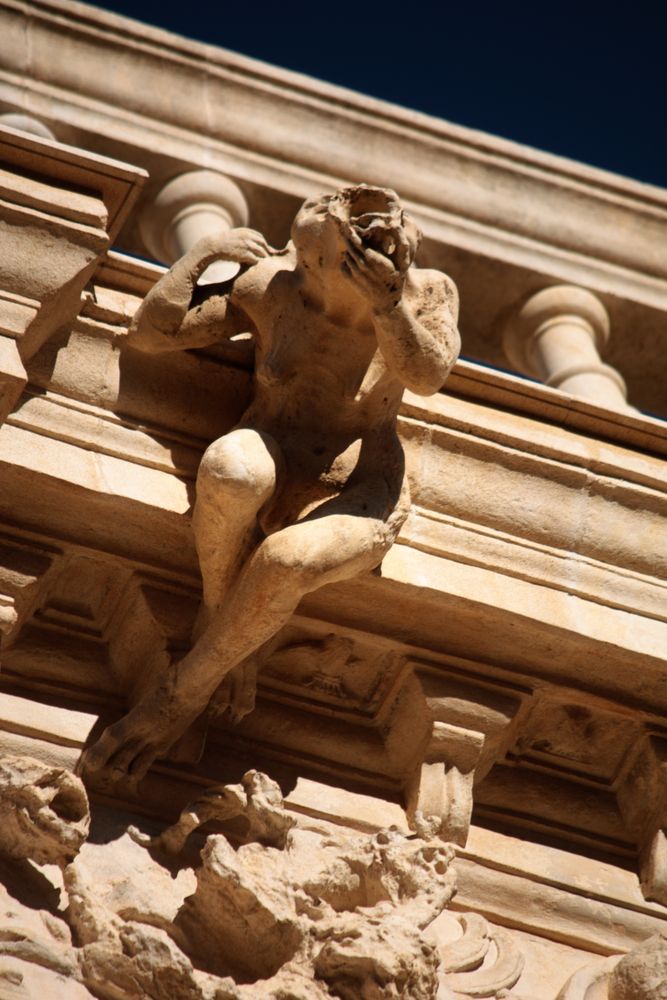 gárgola del ayuntamiento. piernas cruzadas