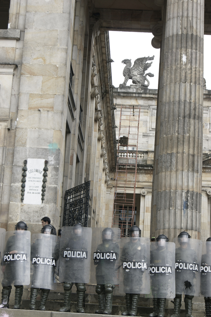 Gárgolas y policías