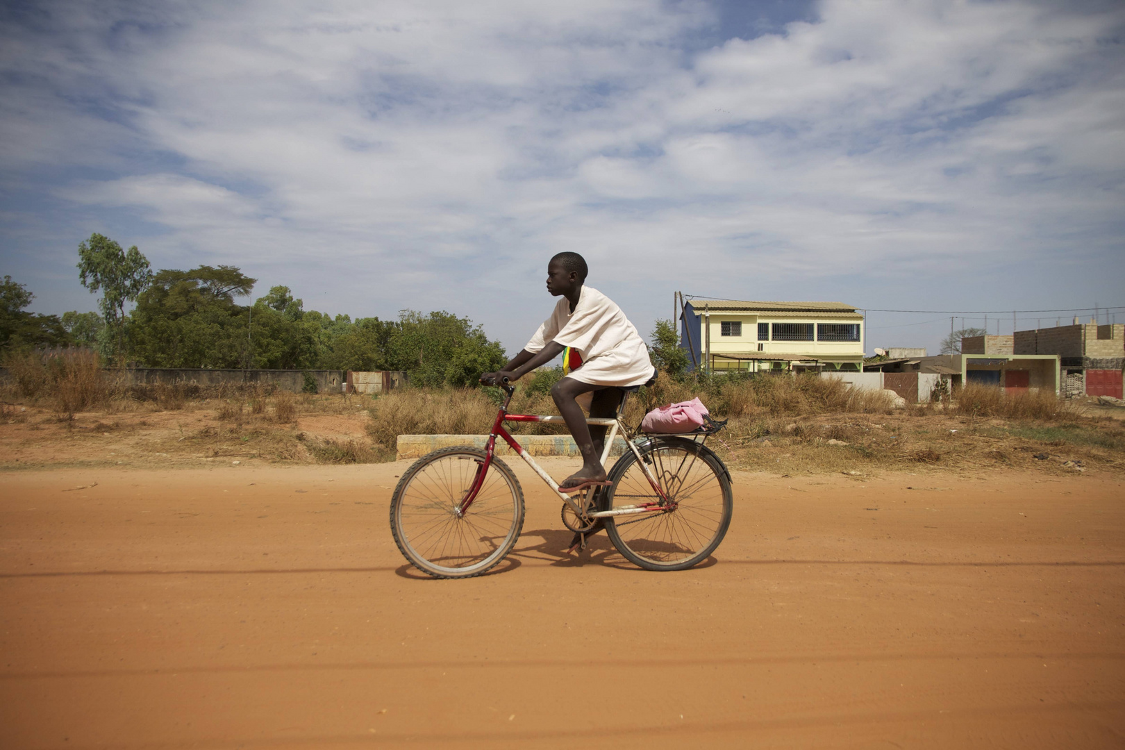 Garçon sur le vélo