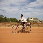 Garçon sur le vélo