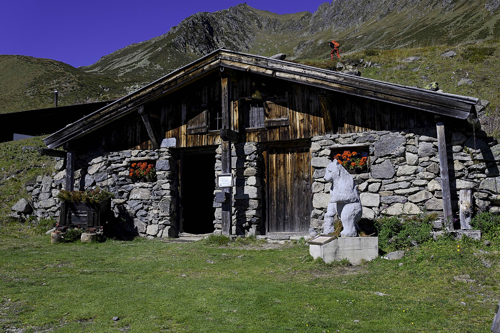 Gartalm - Denkmal für Bruno, der später in Bayern als sog. "Problembär" erschossen wurde.