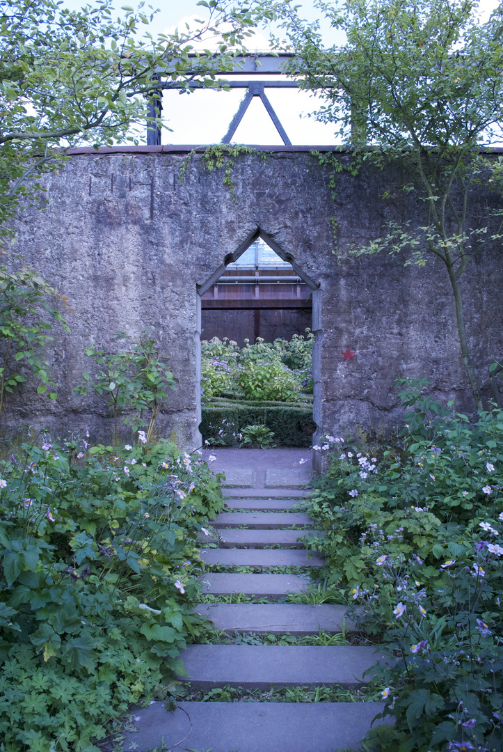 Garten hinter dicken Mauern