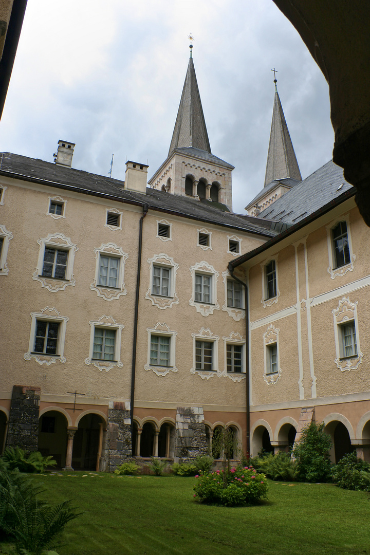 Garten (Innenhof) des Augustinerchorherrenstifts in Berchtesgaden (IMG_5708_ji)