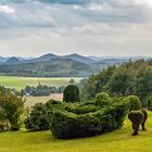 Garten, Kirchturmspitze, und Solitär