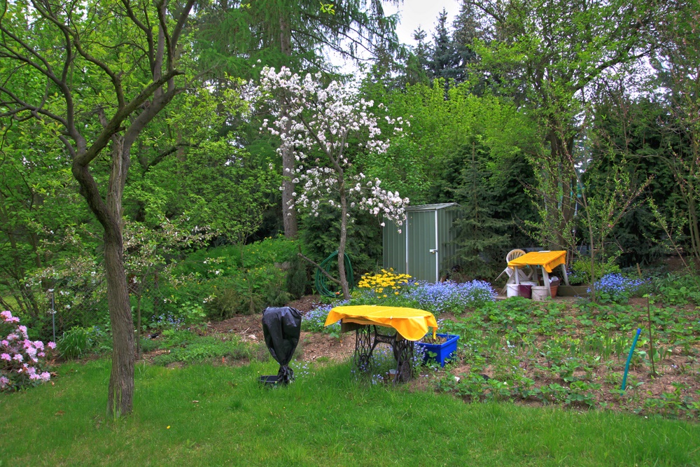 Garten mit Nähmaschine