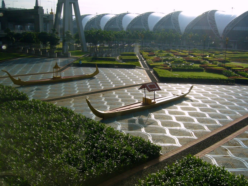 Garten vom neuen Flughafen Suvarnabhumi in Bangkok, morgens bei leichtem Nieselregen (überarbeitet)