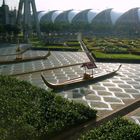 Garten vom neuen Flughafen Suvarnabhumi in Bangkok, morgens bei leichtem Nieselregen (überarbeitet)