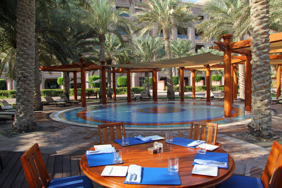 Gartenansicht des Emirate Palace Hotels in Abu Dhabi
