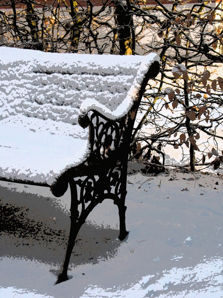 Gartenbank im Schnee